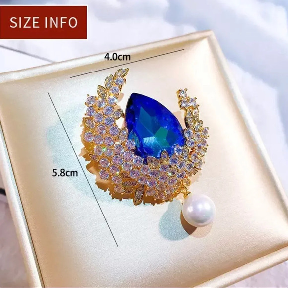 VQ Crystal Brooch - Picture 2 of 4